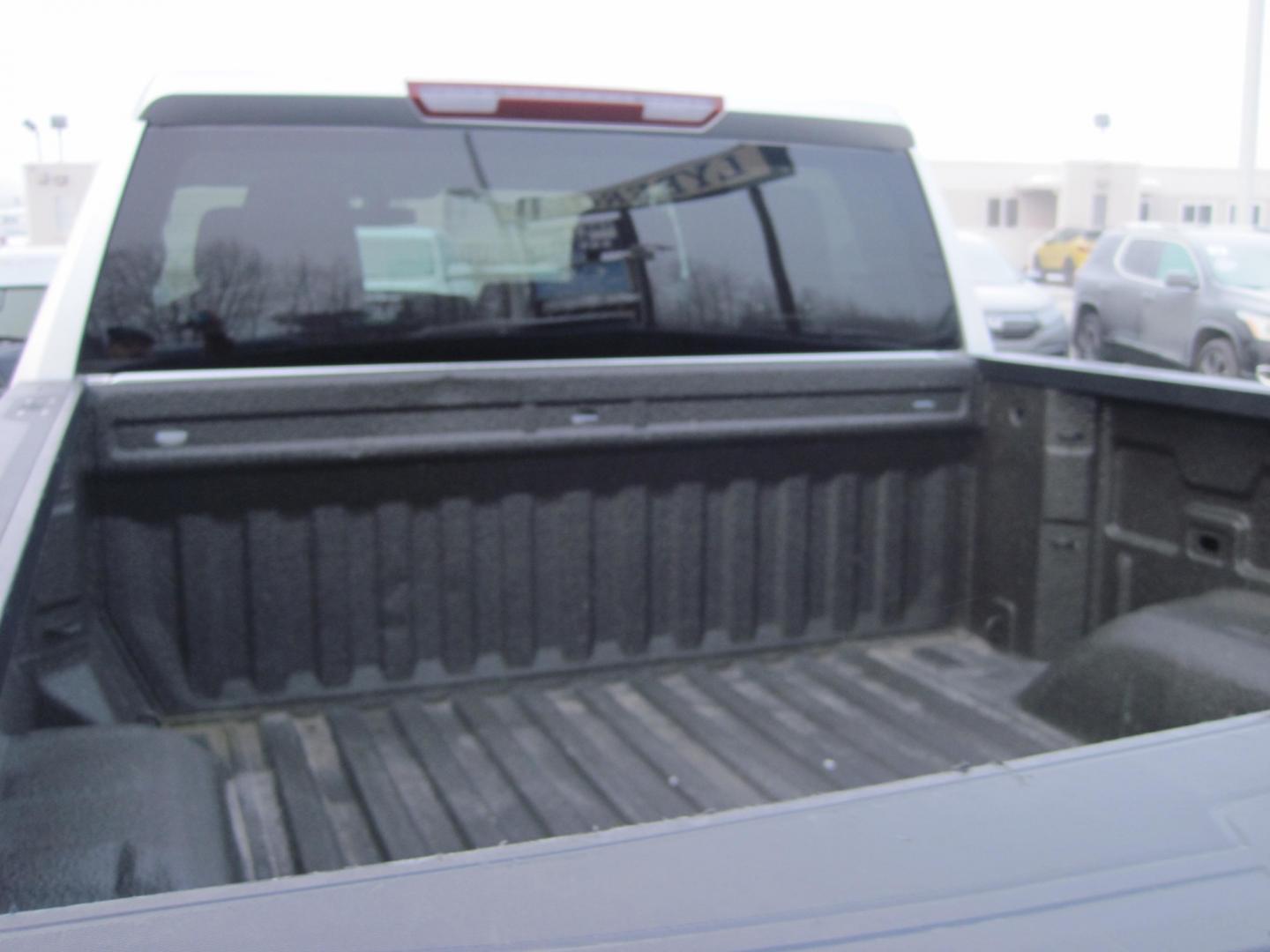2021 silver /black GMC Sierra 1500 Elevation (3GTU9CED8MG) , located at 9530 Old Seward Highway, Anchorage, AK, 99515, (907) 349-3343, 61.134140, -149.865570 - Nice Low miles GMC Sierra 1500 come take a test drive - Photo#4